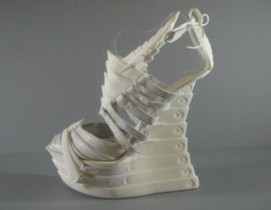 Exoskeleton-3D-printed-shoes-alien-look-4